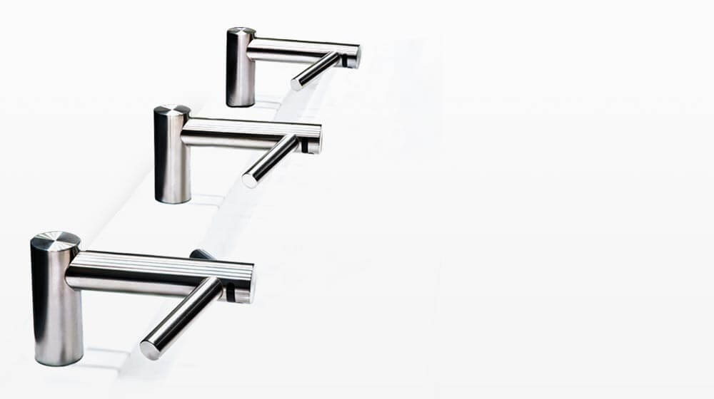 Высушивает руки чистым воздухом.